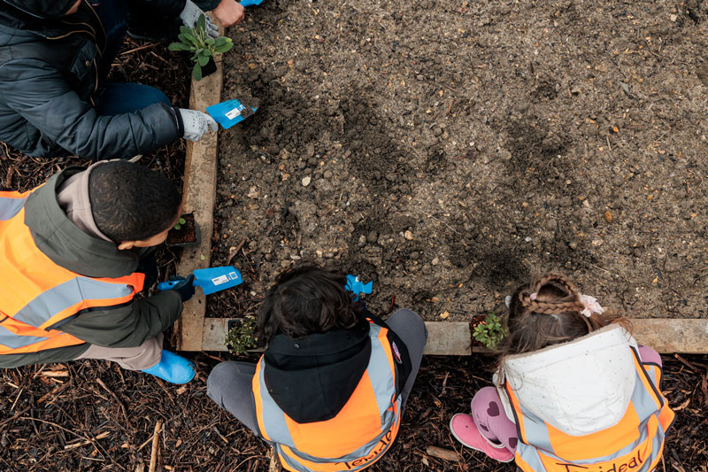 parc madelaine riffaud - enfants qui plantent