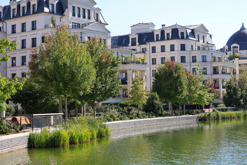 immeuble avec espaces verts en bord de bassin