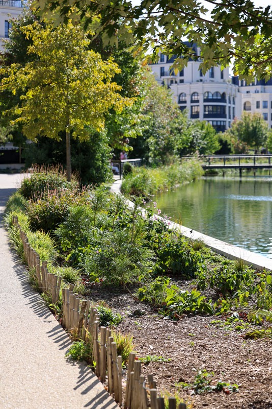 espaces verts au bord d'un bassin