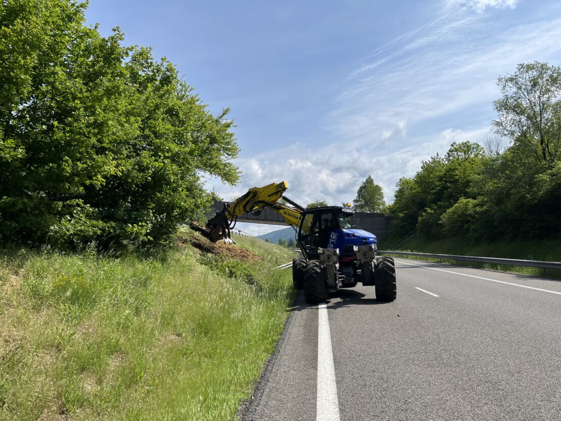 engin sur une autoroute en chantier
