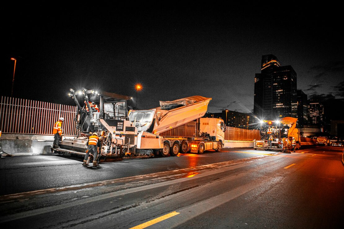pont de neuilly en travaux de nuit éclairé
